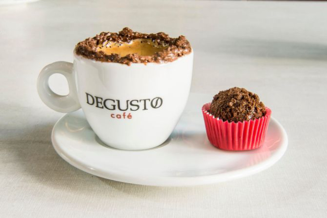 Nas duas unidades da Degusto Café (Mercadoteca e Batel), o café com Ovomaltine é servido com brigadeiro de chocolate belga. Foto: Divulgação