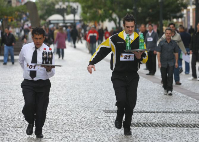 Edição de 2009 da Corrida de Garçons era na Boca Maldita. Foto: Jonathan Campos/Gazeta do Povo