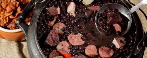 Chef premiado promove feijoada com open bar de vinho e caipirinha