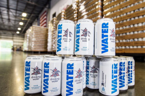 Mega cervejaria interrompe produção de cerveja para enlatar água para vítimas do furacão Harvey