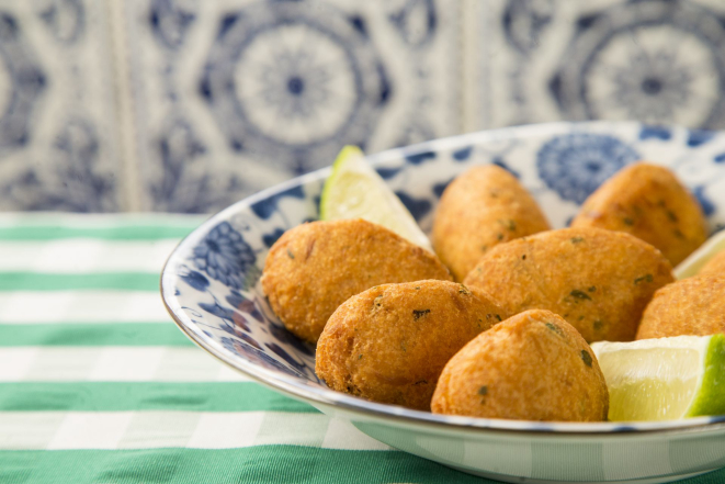 Bolinho de bacalhau é vendido em três opções: individualmente (R$), com 4 unidades e 8 unidades. (Foto: Hugo Harada/Gazeta do Povo)