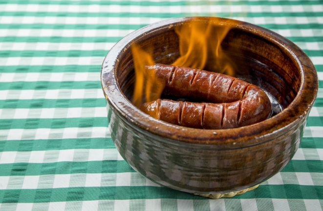 A Linguiça Portuguesa do Barrica é feita com carne suína e fica marinando no vinho tinto e temperos portugueses por cinco dias. (Foto: Hugo Harada/Gazeta do Povo)