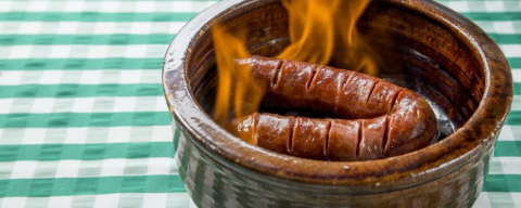 Mercearia do Português serve linguiça flamejante finalizada na mesa pelo cliente