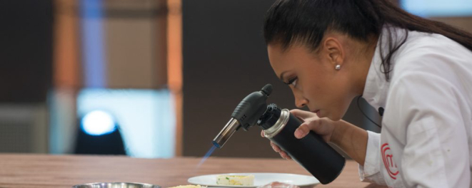 Michele Crispim com o troféu de campeã do MasterChef. (Foto: Carlos Reinis/Divulgação)