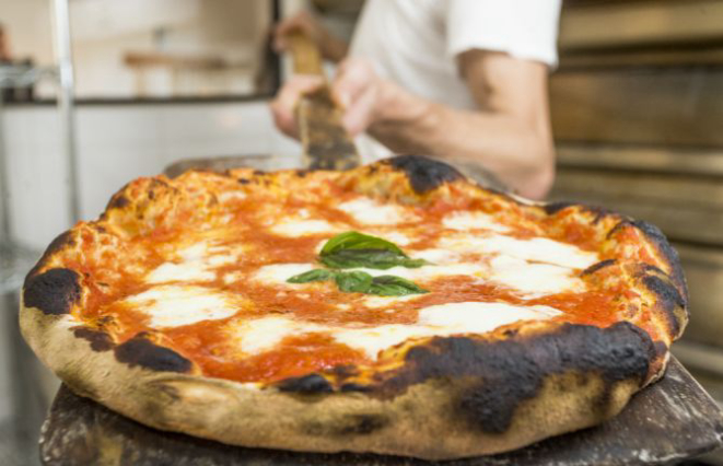 Às quartas-feiras, a Fábrika Pães tem pizza ao estilo de Nápoles: simples e rústica. Foto: Hugo Harada/Gazeta do Povo