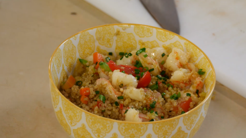 Vídeo: aprenda a receita de quinoa com camarões e legumes