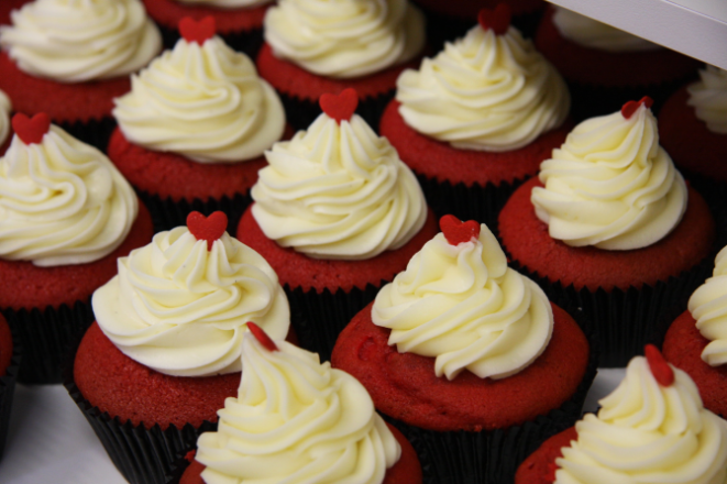 O cup cake de red velvet é unanimidade entre a clientela da Fairyland. O mini bolinho é feito de massa de baunilha com corante vermelho, recheio de baunilha com fava e cream cheese e cobertura também de baunilha com fava, açúcar de confeiteiro e cream cheese. Foto: Lúcio Signore