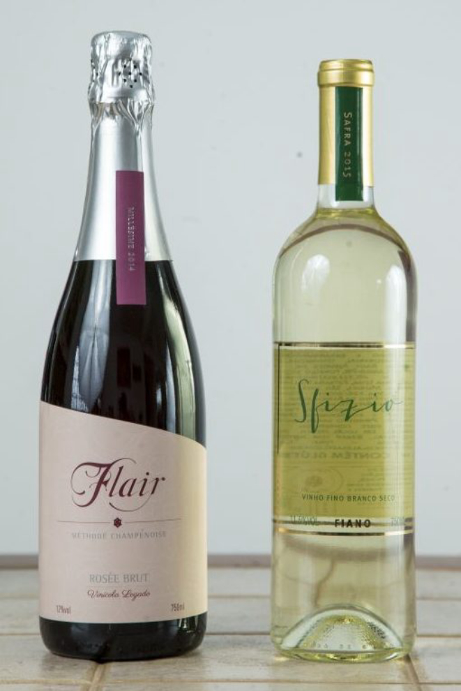 Espumante rosé Flair e branco da uva Fiano de Avellino. Foto: Hugo Harada/Gazeta do Povo.