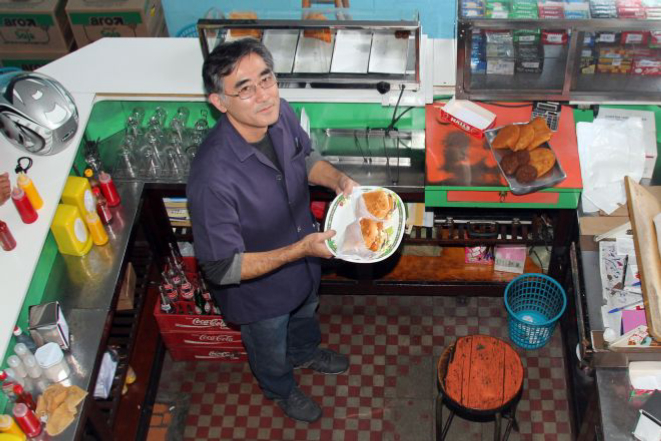 Álvaro Ota, dono da Lanchonete Montesquieu desde 1978, pretende manter o negócio em novo ponto. Foto: Walter Alves/AGP<br>