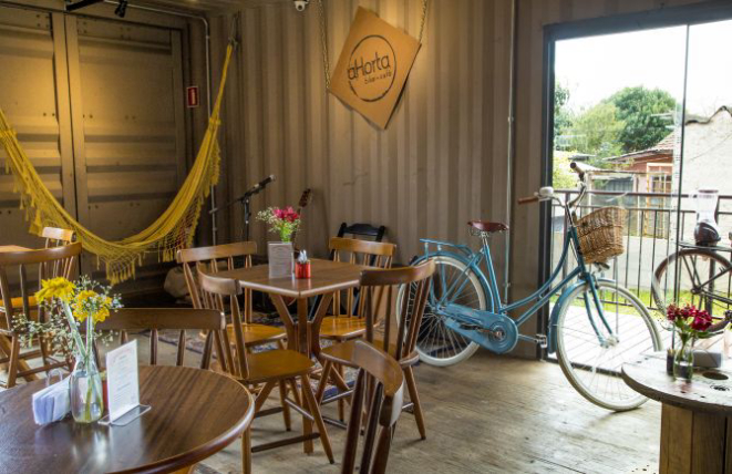 Espaço do A Horta Bike Café reúne oficina de bicicleta, horta comunitária, consultório de psicologia e um quarto para cicloviajantes pernoitarem. Foto: Hugo Harada/Gazeta do Povo