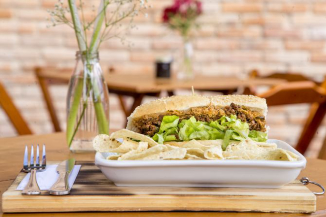 Baguete do Ciclista: salada, tofupiry com tomate seco e manjericão,<br>proteína de soja defumada, ervas e especiarias (R$ 18). Foto: Hugo Harada/Gazeta do Povo