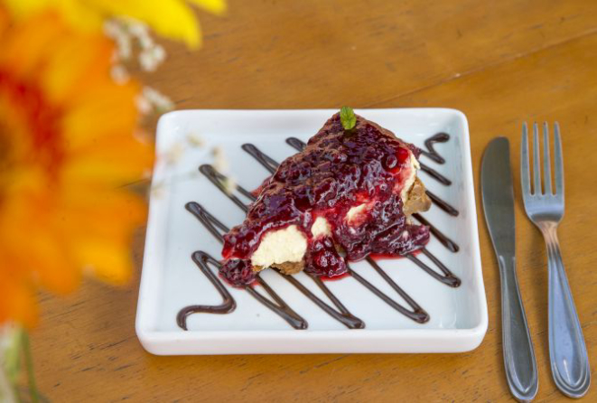 Cheesecake com calda de frutas vermelhas. Foto: Hugo Harada/Gazeta do Povo