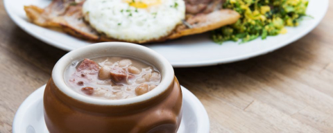 Restaurante no Mercês só serve pratos com arroz e feijão sem cair na mesmice