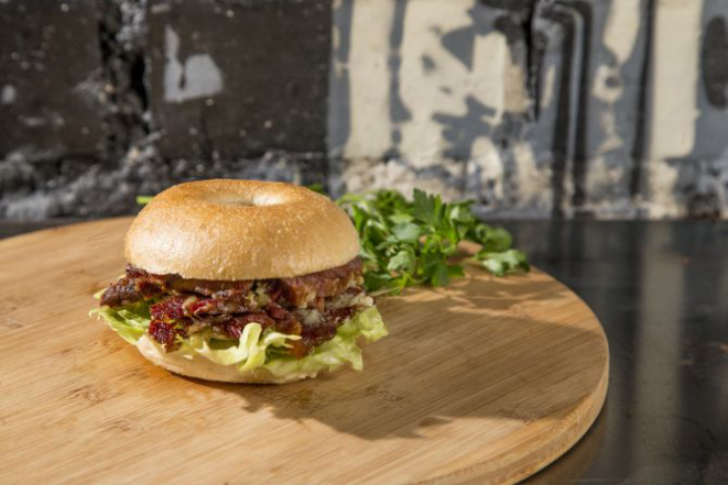 Bagel de pastrami, carne bovina currada e cozida a vácuo. Foto: Hugo Harada/Gazeta do Povo.