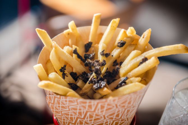 Cone de batata frita com molho e sal de trufas. Foto: Priscilla Fiedler/Divulgação.