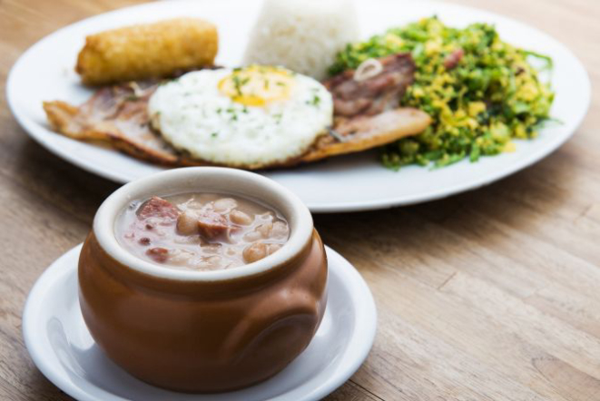 Casa Virada, um dos pratos servidos pelo Belinha: bisteca suína, banana à milanesa, virado de couve com farinha de milho, arroz e feijão. Foto: Letícia Akemi/Gazeta do Povo