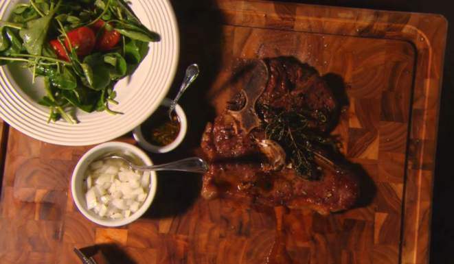 Bisteca dry aged com salada de agrião e chimichurri de Ravi. (Foto: Reprodução)