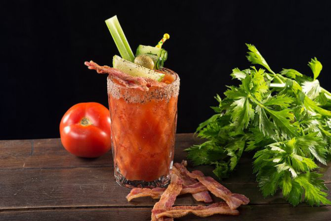 O Bloody Mary é servido com tirinhas de bacon e uma saladinha de guarnição. Custa R$ 26.<br>