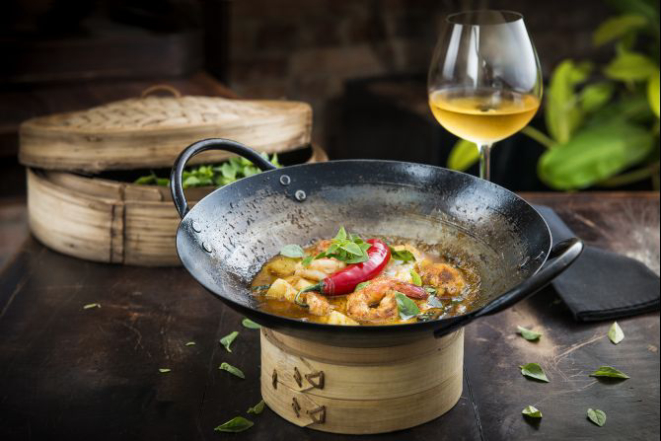 Curry vermelho de camarão do Lagundri harmonizado com vinho branco esloveno Simcic Rebula. Foto: Letícia Akemi/Gazeta do Povo.