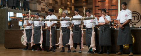 Chef curitibano se dispersa, leva bronca, mas continua no Masterchef