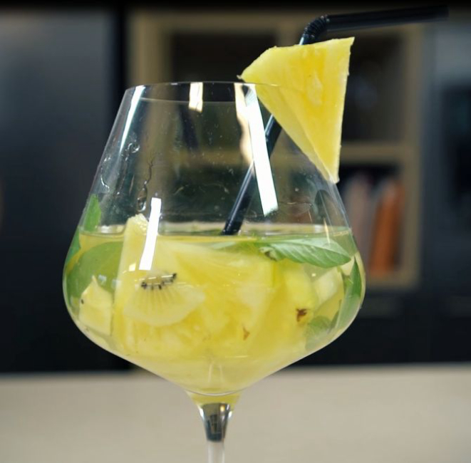 Esse drink refrescante leva kiwi, abacaxi e manjericão. Foto: Divulgação.