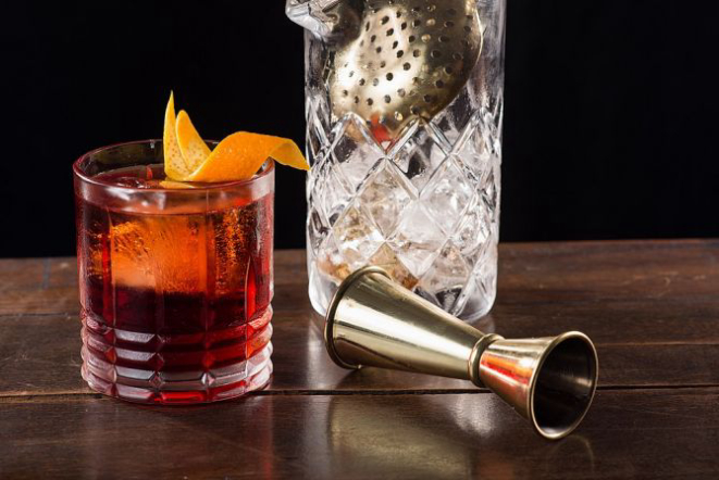 A mistura de Gin Virga, Campari e Vermouth Rosso transformou o Negroni em El Negrito e sai por R$ 24.<br>