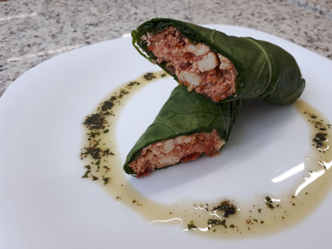 Os wraps são enrolados em folha de couve branqueada. Na foto, wrap vegetariano (R$ 14,90). (Foto: Talita Boros Voitch)