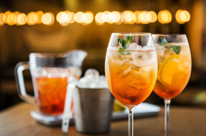 O clássico Aperol Spritz na jarra de 750 ml fica R$ 99 e serve de três a quatro pessoas. (Foto: Leticia Akemi/Gazeta do Povo)