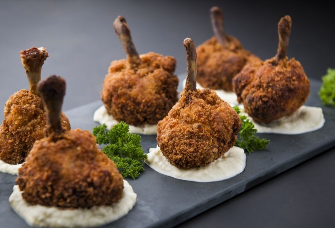 Coxinhas crocantes do Nosco: coxinha da asa do frango invertida empanada na farinha Panko (R$ 28). Foto: Letícia Akemi/Gazeta do Povo