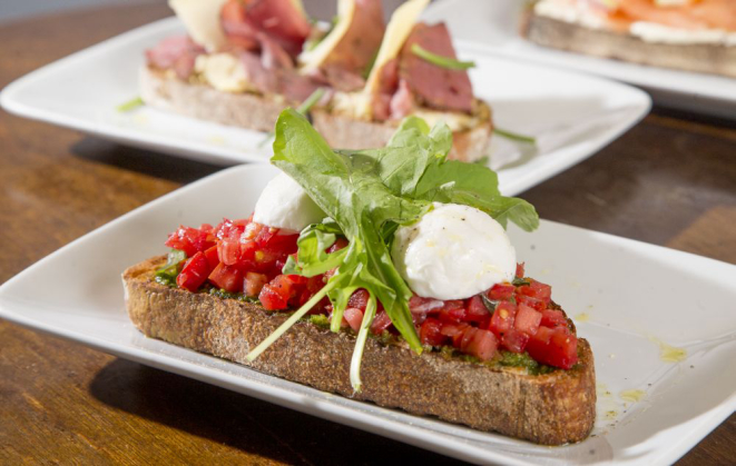 Tartine de tomate, criação dos chefs Gabriela e Celso Freire. Foto: Hugo Harada/Gazeta do Povo.