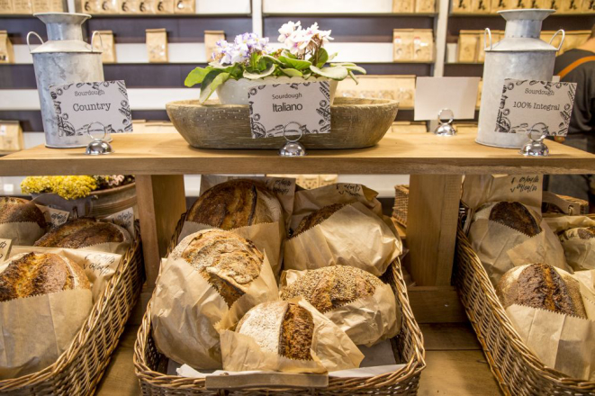 Pães de fermentação natural têm características próprias: são grandes, escuros, têm casca grossa e miolo aerado. Foto: Hugo Harada/Gazeta do Povo.