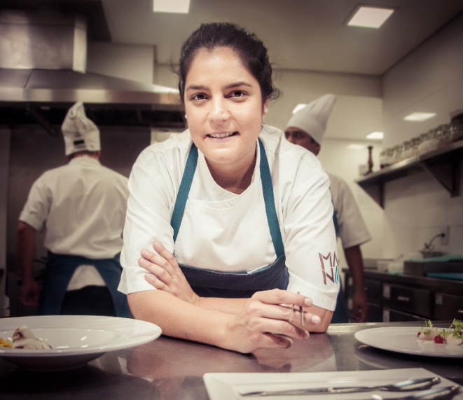 A chef Manu Buffara em seu restaurante (Foto: Priscila Fiedler/Divulgação)