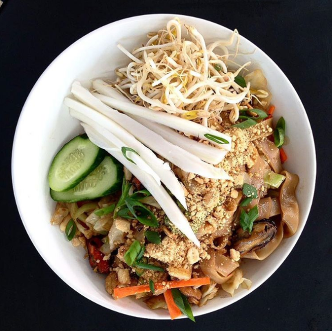 O pad thai de cogumelos é servido no menu do almoço, serve uma pessoa, e custa R$ 54.