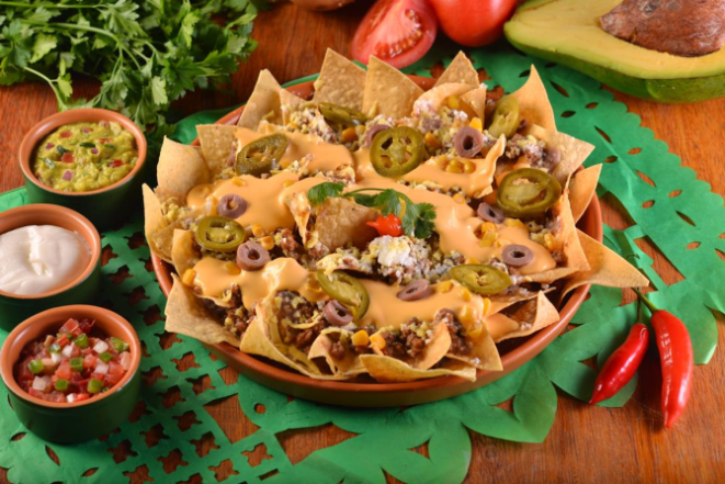 Na versão vegana, os nachos são feitos com chili de carne de soja e cheddar de abóbora. Sai por R$ 43,80. 