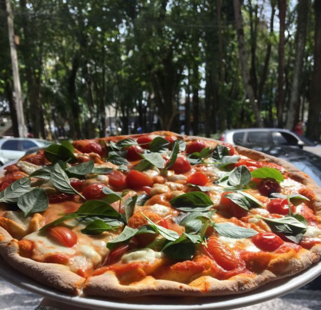 Pizza Caprese. Foto: Divulgação.