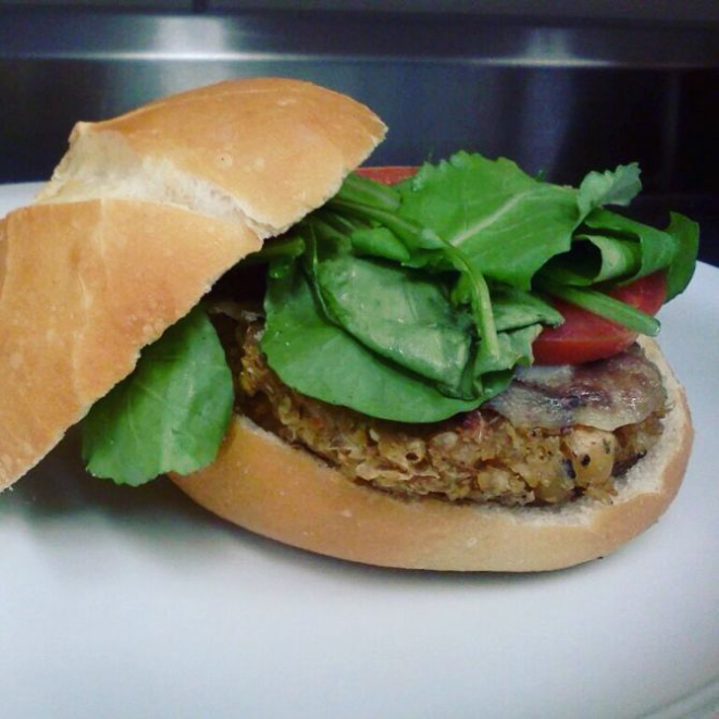 O Raj Burguer ganhou esse nome porque leva na receita o tempero indiano baharat. Foto: Abel Silva.