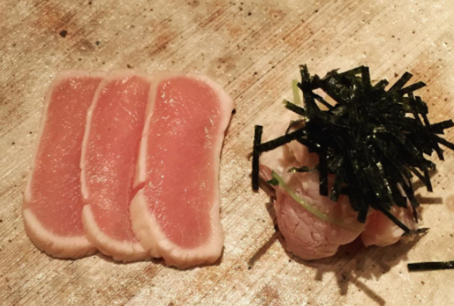 Imagem postada por Joe Bao no Instagram de peito de frango servido como sashimi em Tóquio. Foto: Reprodução/Instagram