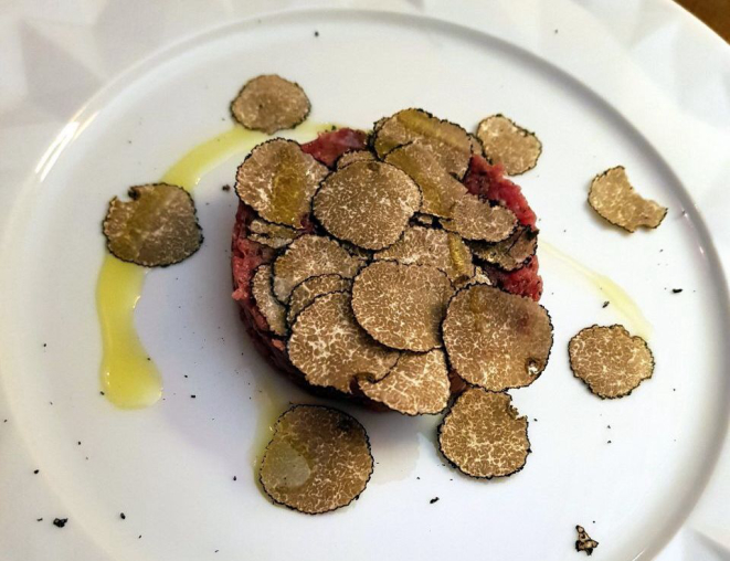 Tartare de trufas negras do chef Dudu Sperandio. Foto: Divulgação.