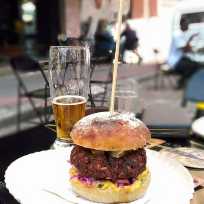 Difícil competir com a fama do hambúrguer de feijão preto com maionese de abacate, que é entregue fresco todos os dias pela Pic Nic Food.