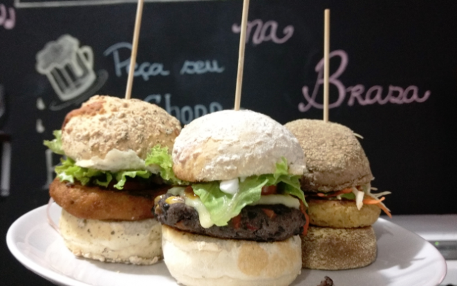 Nos outros dias da semana, a hamburgueria oferece a opção do trio degustação vegetariano, composto pelos sabores grão de bico, feijão e couve-flor e sai por R$ 29,90.