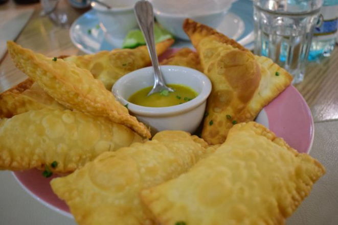 Porção de pastel com massa caseira pode ser de queijo ou de carne. Foto: Divulgação