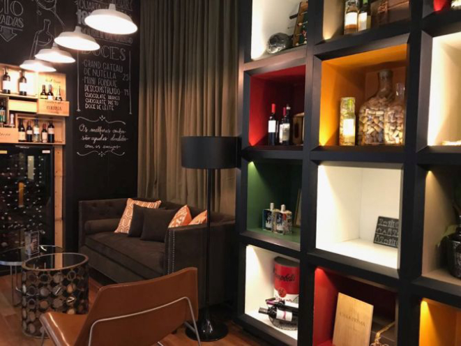 O winebar em anexo ao restaurante Mediterrâneo tem capacidade para 15 pessoas. Foto: Divulgação