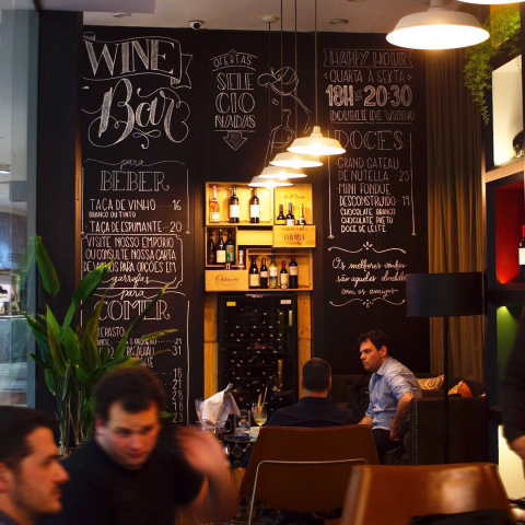 Shopping Crystal ganha winebar com vinhos em taça e garrafa