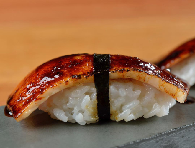 Sushi de papada de porco com tucupi preto. Foto: Divulgação