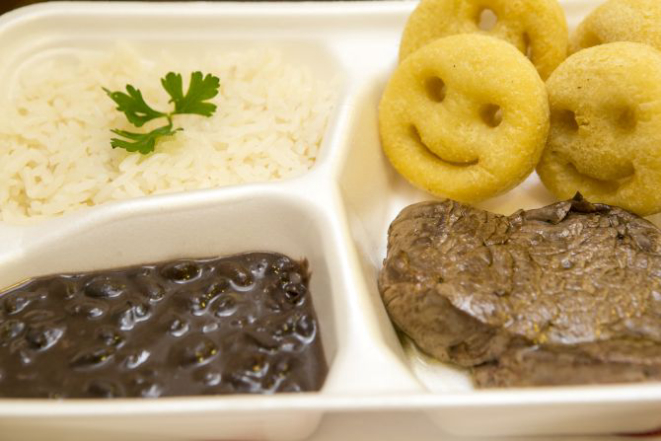 Bandeja com opções para crianças. Foto: Marcelo Andrade/Gazeta do Povo.