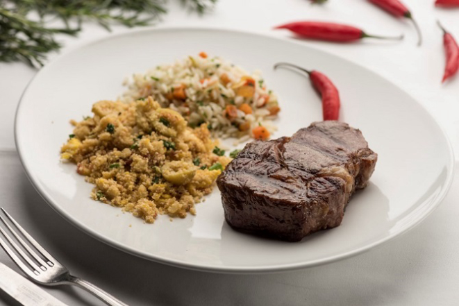 Na Churrascaria Badida, o Entrecôte vem acompanhado de arroz à grega. Foto: Fernando Zequinão/Gazeta do Povo.