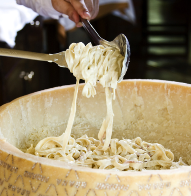 O fettuccine no grana padano é finalizado no meio do salão do Ernesto Ristorante. Foto: Divulgação.