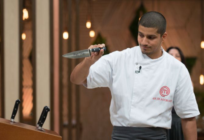 Retorno durou pouco: Guilherme venceu a repescagem, mas acabou eliminado na mesma noite com Pad Thai com ingredientes em excesso e sem coerência. (Foto: Band)