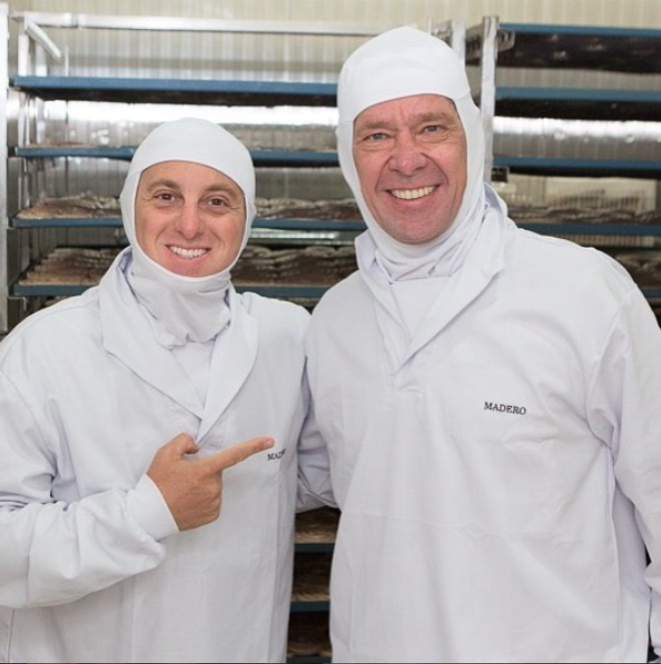 O apresentador visitou a fábrica do Madero, em Ponta Grossa, na segunda-feira (11). (Foto: Reprodução/Instagram)