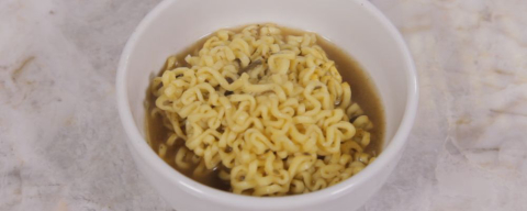 Miojo turbinado: aprenda a fazer caldo caseiro para macarrão instantâneo